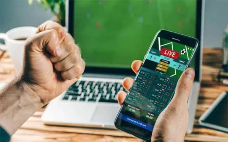 Anh em dùng tiền thật đặt dự đoán kết quả trận đấu bóng đá thông qua trang chủ